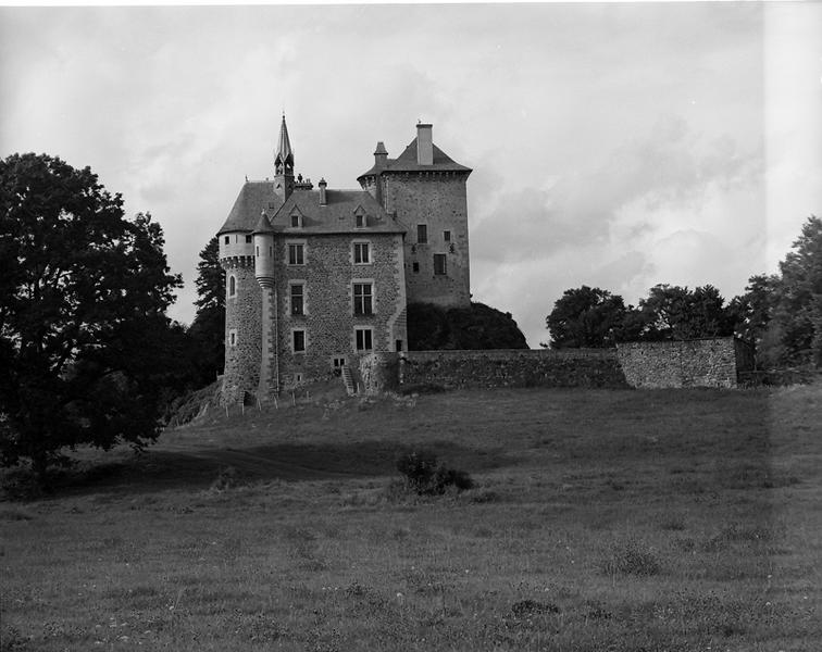 Elévations sud de la tour du XVe siècle et du château du XIXe siècle