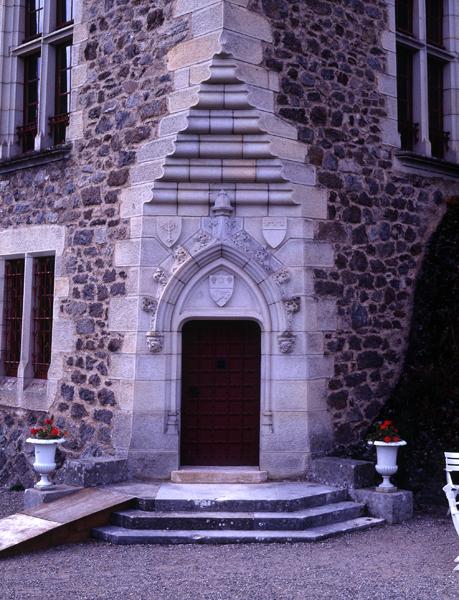 Porte d'entrée sud-est : armes des familles du Fresne de Kerlan (à gauche), de Fontanges (à droite), de Vaublanc (en bas).