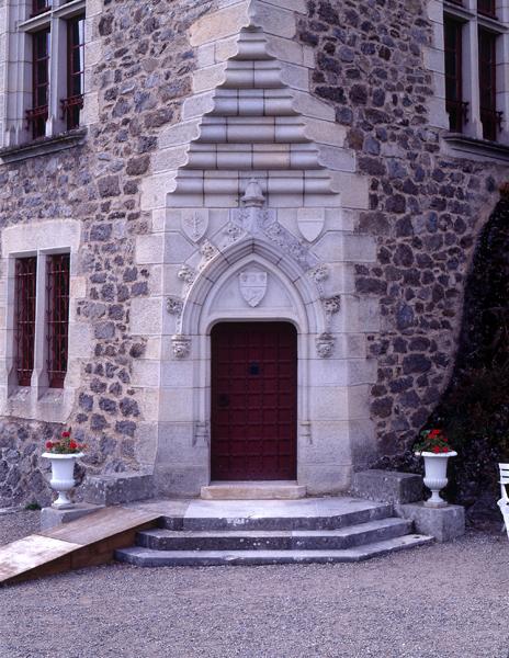 Porte d'entrée sud-est : armes des familles du Fresne de Kerlan (à gauche), de Fontanges (à droite), de Vaublanc (en bas).