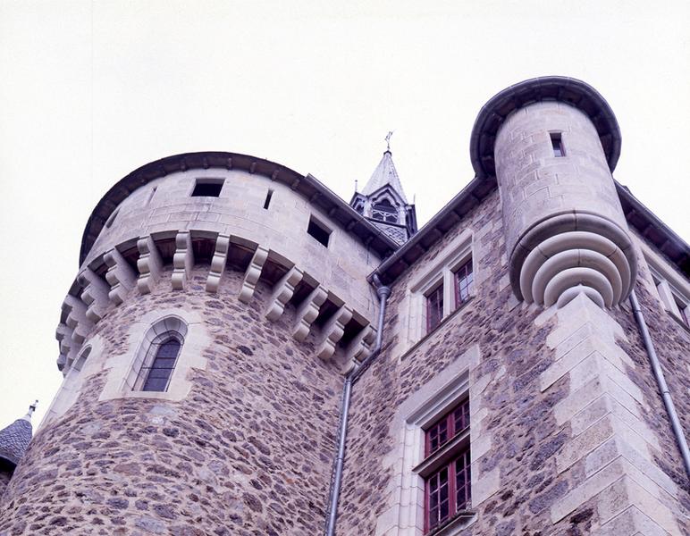 Détail : machicoulis couronnant la tour de la chapelle et tourelle