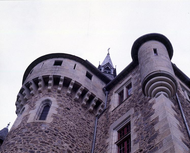 Détail : machicoulis couronnant la tour de la chapelle et tourelle