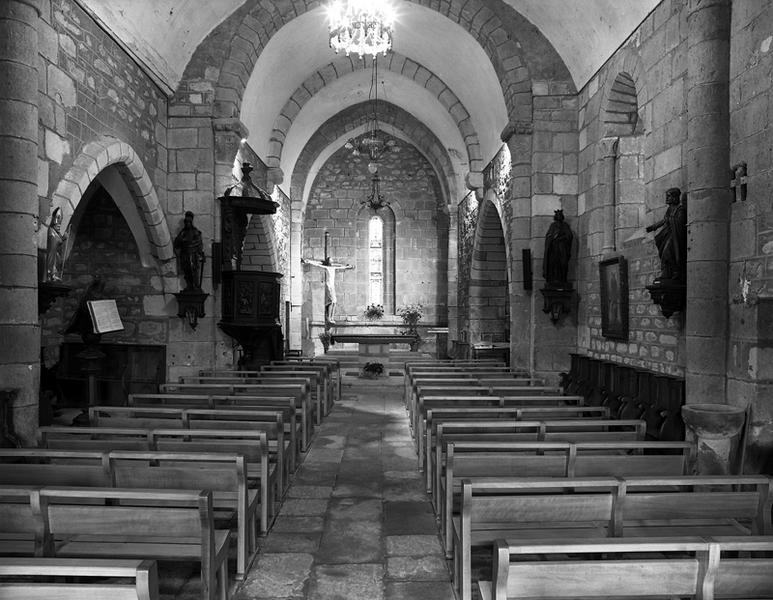 Vue de la nef et du choeur depuis l'entrée de l'église