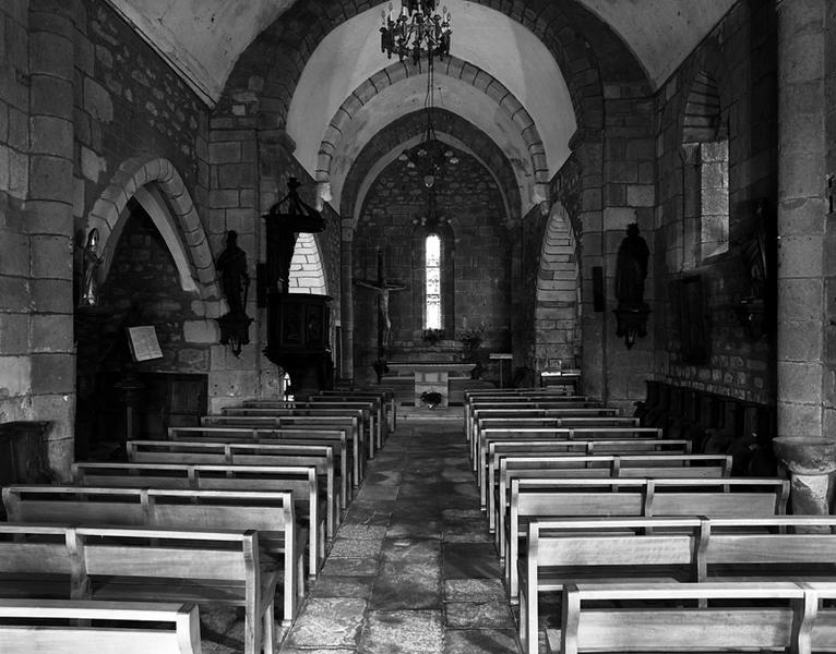 Vue de la nef et du choeur depuis l'entrée de l'église