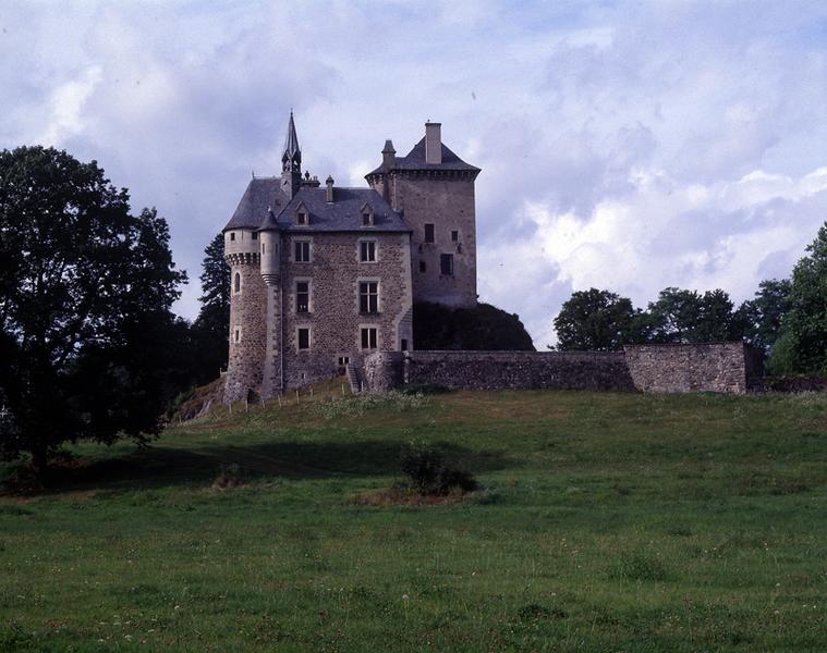 Elévations sud de la tour du XVe siècle et du château du XIXe siècle