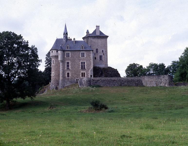 Elévations sud de la tour du XVe siècle et du château du XIXe siècle