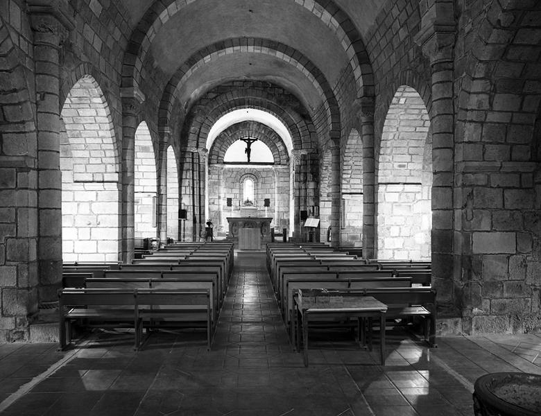 Vue de la nef et du choeur depuis l'entrée