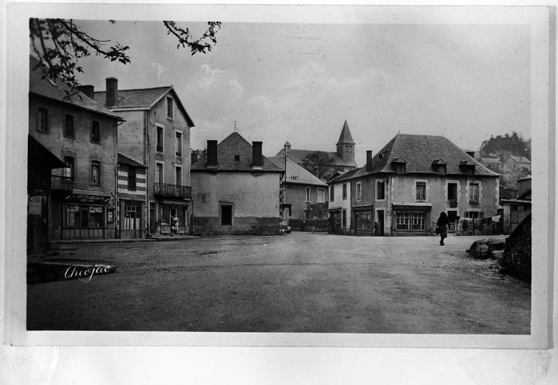 L'Hôpital Ydes (Cantal) La Place [Actuelle place Georges Pompidou]