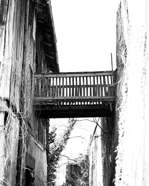 Vue de la passerelle de communication au-dessus de la rue des Tanneries.