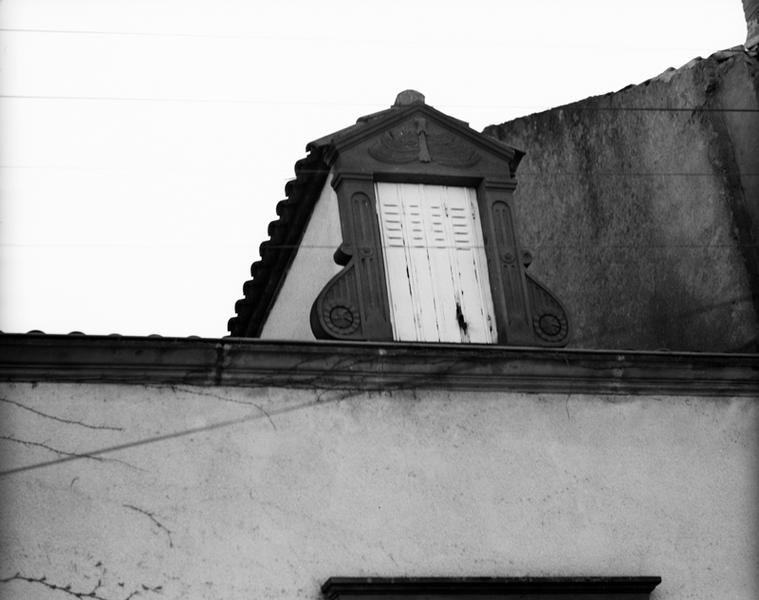 Détail d'une lucarne (Maringues, ville)
