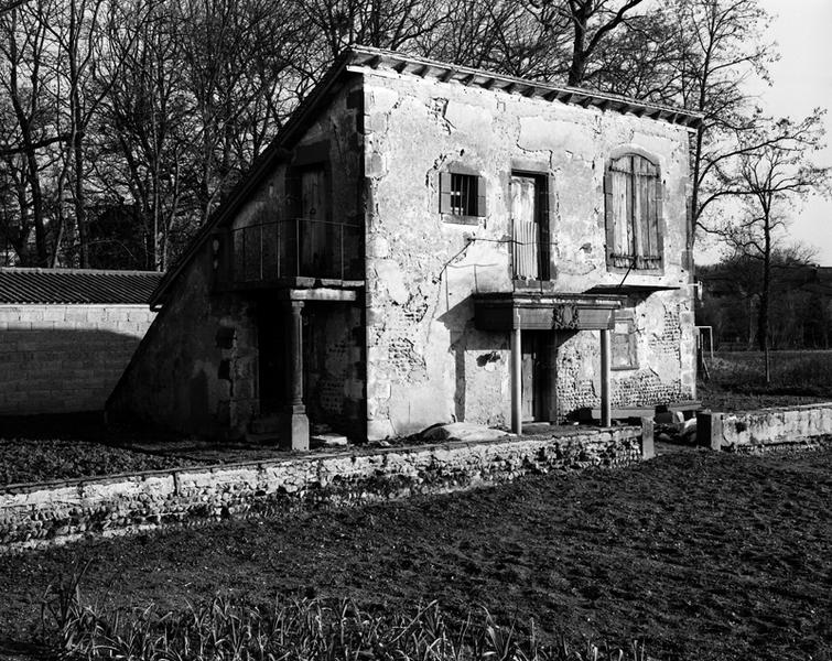 Vue générale d'une maison avec colonne et linteau de cheminée en remploi (Maringues, ville).
