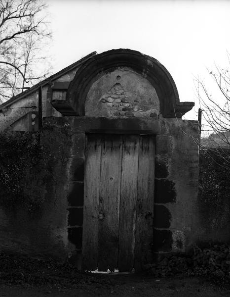Détail d'une porte avec arc en remploi (Maringues, ville)
