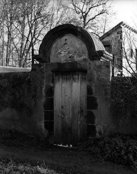 Détail d'une porte avec arc en remploi (Maringues, ville)