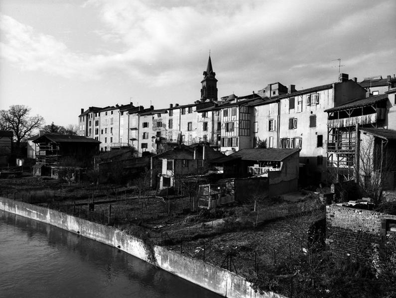 Vue générale de l'emplacement des anciennes tanneries et de quelques vestiges, sur la rive gauche de la Morge, en amont du pont.