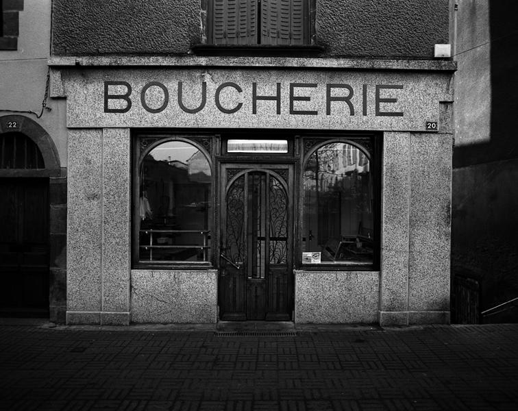 Vue générale d'une devanture de boutique, 20 Grand-Rue