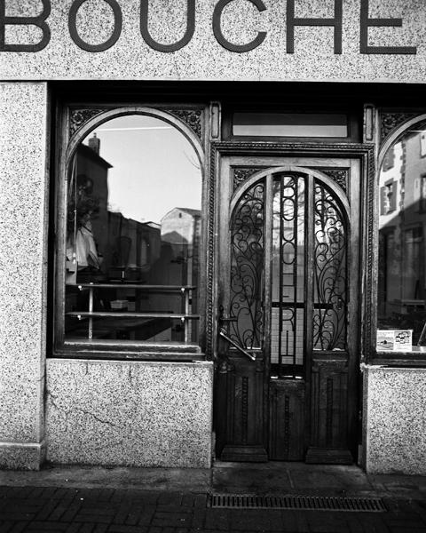 Vue partielle d'une devanture de boutique, 20 Grand-Rue