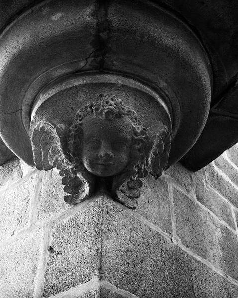 Détail de la tête d'ange en culot de la tourelle d'angle