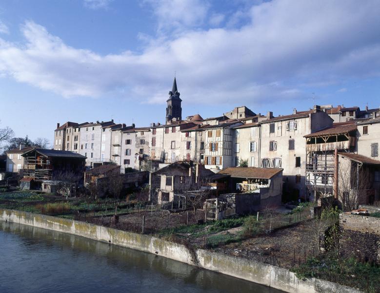 Vue générale de l'emplacement des anciennes tanneries et de quelques vestiges, sur la rive gauche de la Morge, en amont du pont.