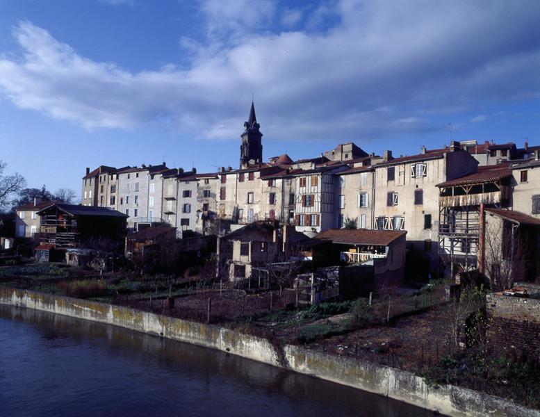 Vue générale de l'emplacement des anciennes tanneries et de quelques vestiges, sur la rive gauche de la Morge, en amont du pont.