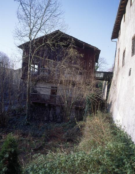 Vue de la tannerie depuis l'est, avec sa passerelle de communication au-dessus de la rue des Tanneries.