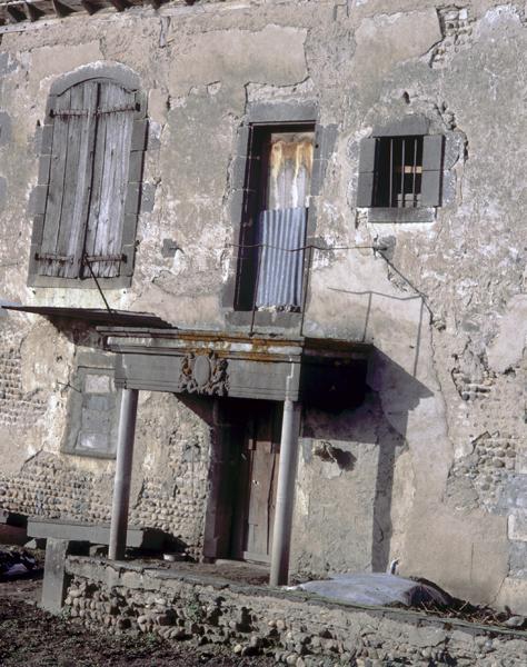 Détail d'un linteau de cheminée en remploi, utilisé comme balcon (Maringues, ville).