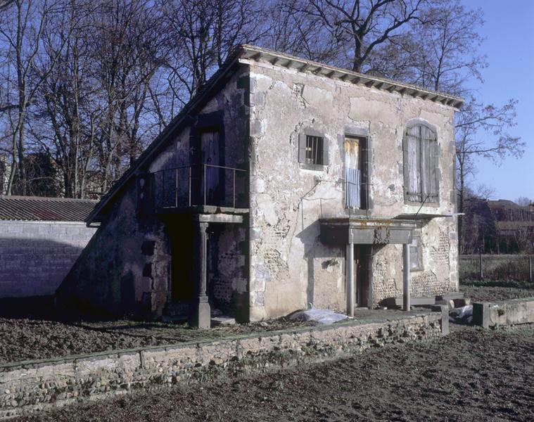 Vue générale d'une maison avec colonne et linteau de cheminée en remploi (Maringues, ville).