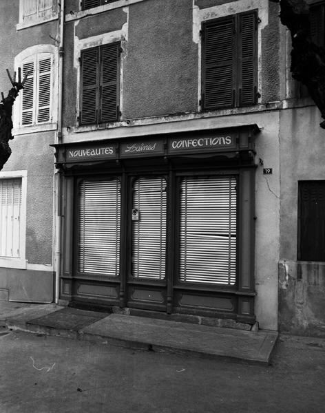 Vue générale d'une devanture de boutique, 19 boulevard du Chéry