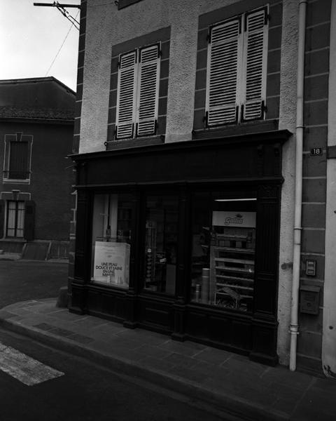 Vue générale d'une devanture de boutique, 18 boulevard du Chéry
