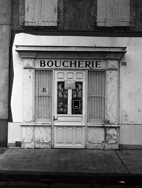 Vue générale d'une devanture de boutique, 20 boulevard du Chéry