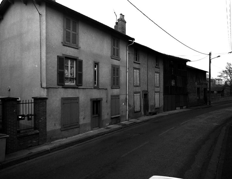 Vue générale de l'élévation sur rue des anciennes tanneries de la rive droite de la Morge, en aval du pont.