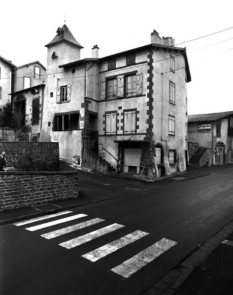 Vue générale d'une maison sur boutique du XVIe siècle, remaniée (Maringues, ville).