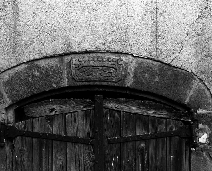 Détail de la clef d'arc sculptée sur l'élévation sud, représentant des forces de tanneur.