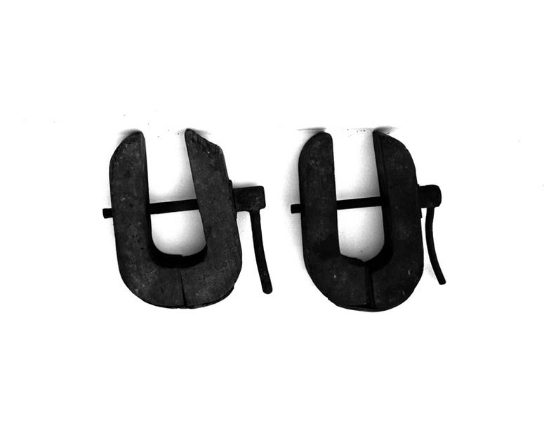2 outils de corroyeur : valets à serrer les peaux