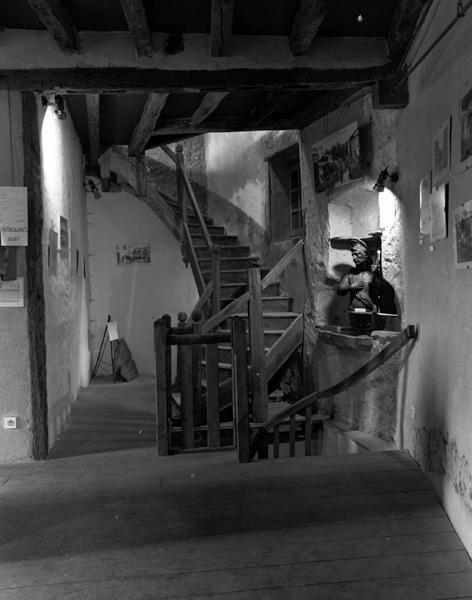 Vue de l'escalier menant au séchoir, depuis le rez-de-chaussée