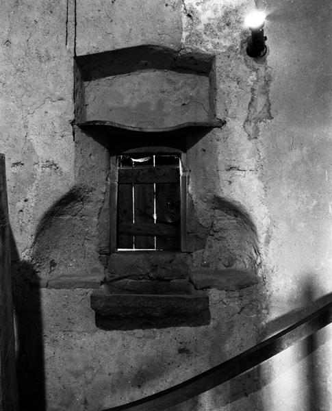Détail de l'ancienne pierre d'évier du logis, au rez-de-chaussée