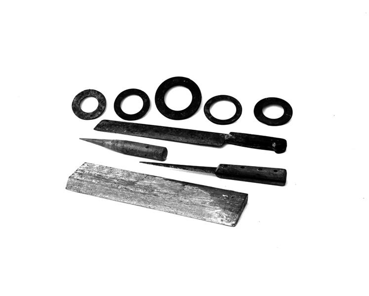 Ensemble d'outils de cirier (2 taille-mèche, 2 moules à cierge, moule à bougie, 5 calibres, broche à percer, couteau à percer, couteau à pied, couteau à tête, manège à cierges, chaudière à cire, seau, tamis, bac thermostate)