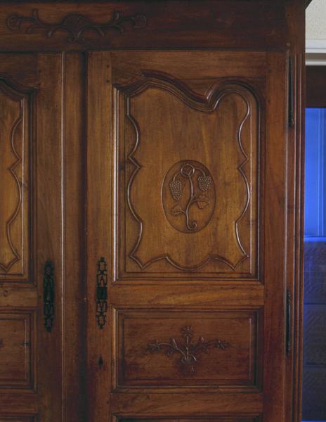 Détail:panneaux supérieur et médian du battant droit