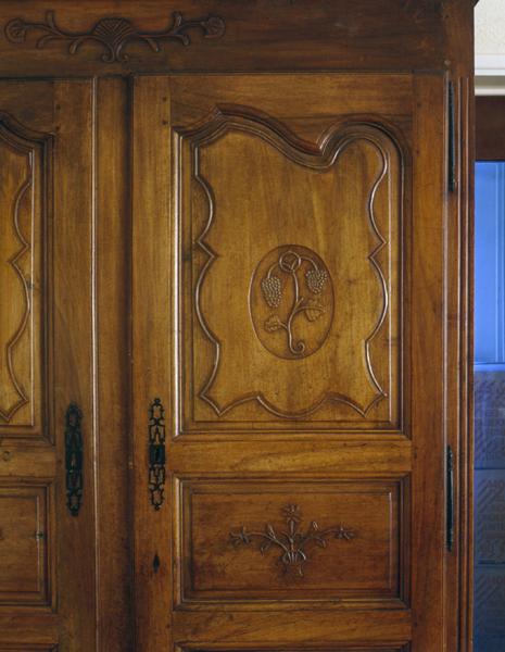 Détail:panneaux supérieur et médian du battant droit