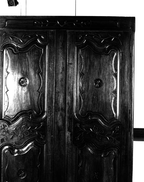 Détail:partie supérieure du battant droit