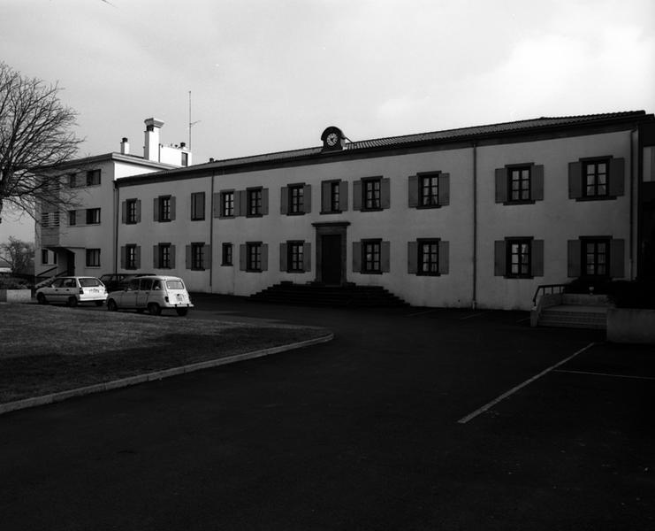 Vue générale de l'élévation principale, depuis la cour, de l'ancien corps de logis.