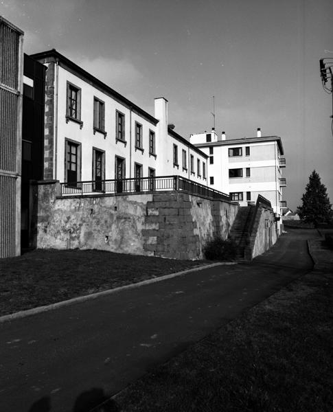 Vue générale de l'élévation postérieure, depuis le sud-ouest, de l'ancien corps de logis.