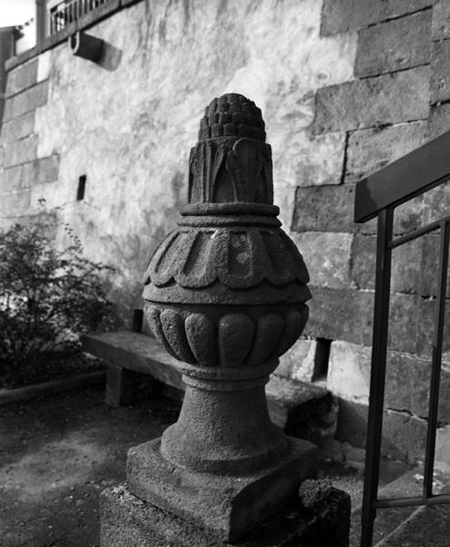 Détail de l'un des amortissements du mur d'échiffre de l'escalier extérieur, au sud.