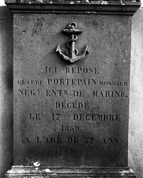 Détail de l'inscription d'une pierre tombale de marinier, dans le cimetière de Maringues.
