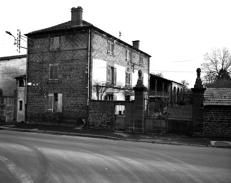 Vue générale de l'entrée d'une ferme à cour fermée (Maringues, 29 rue Gabriel Boudet).