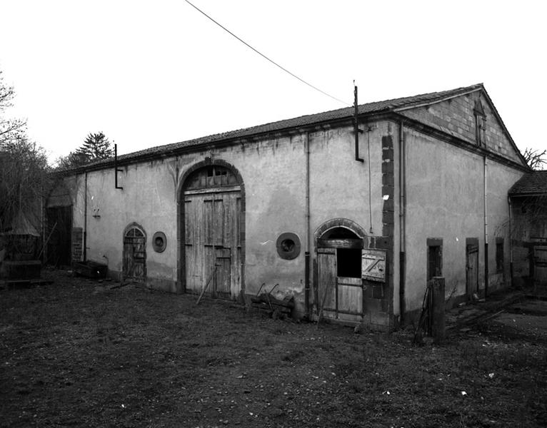 Vue générale de la grange-étable, à l'ouest de la cour