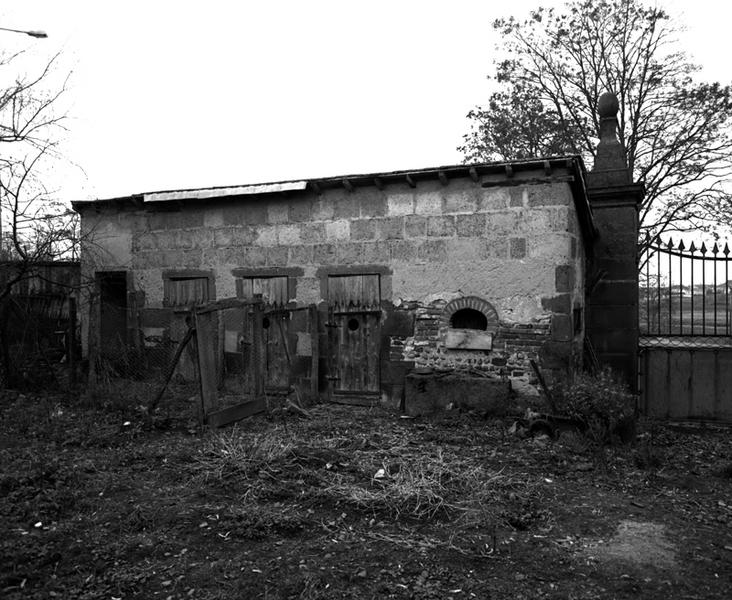 Vue générale de l'une des porcheries, depuis la cour