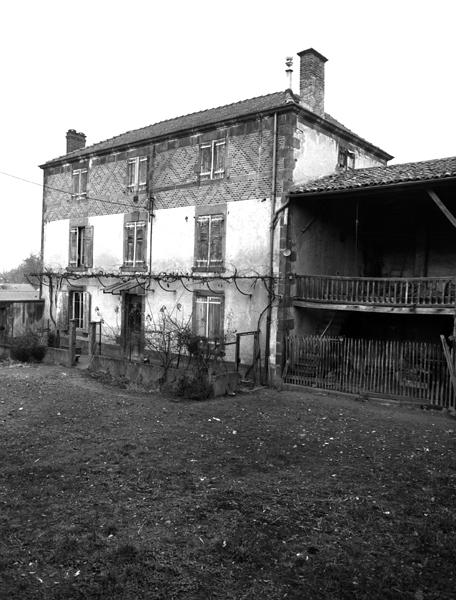 Vue générale du logis depuis la cour