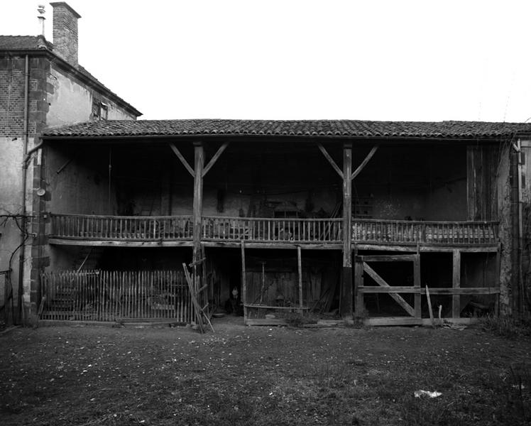 Vue générale du séchoir sur remise et buanderie, depuis la cour