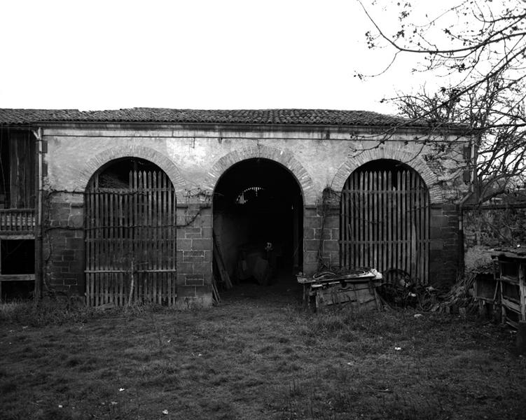 Vue générale de la remise au sud-est de la cour