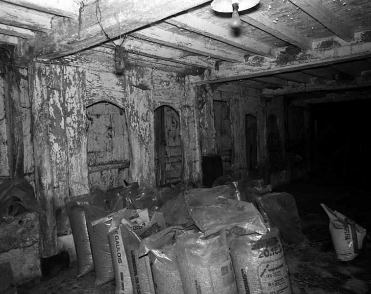Vue générale de l'intérieur d'une étable