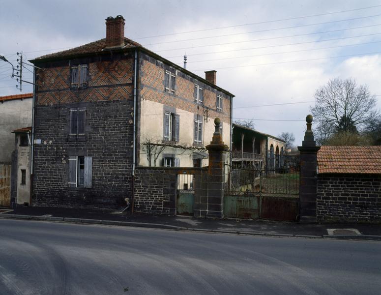 Vue générale de l'entrée d'une ferme à cour fermée (Maringues, 29 rue Gabriel Boudet).